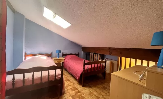 Mezzanine avec les deux lits (90)