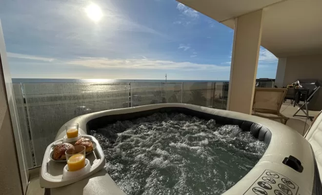 Terrasse avec jacuzzi